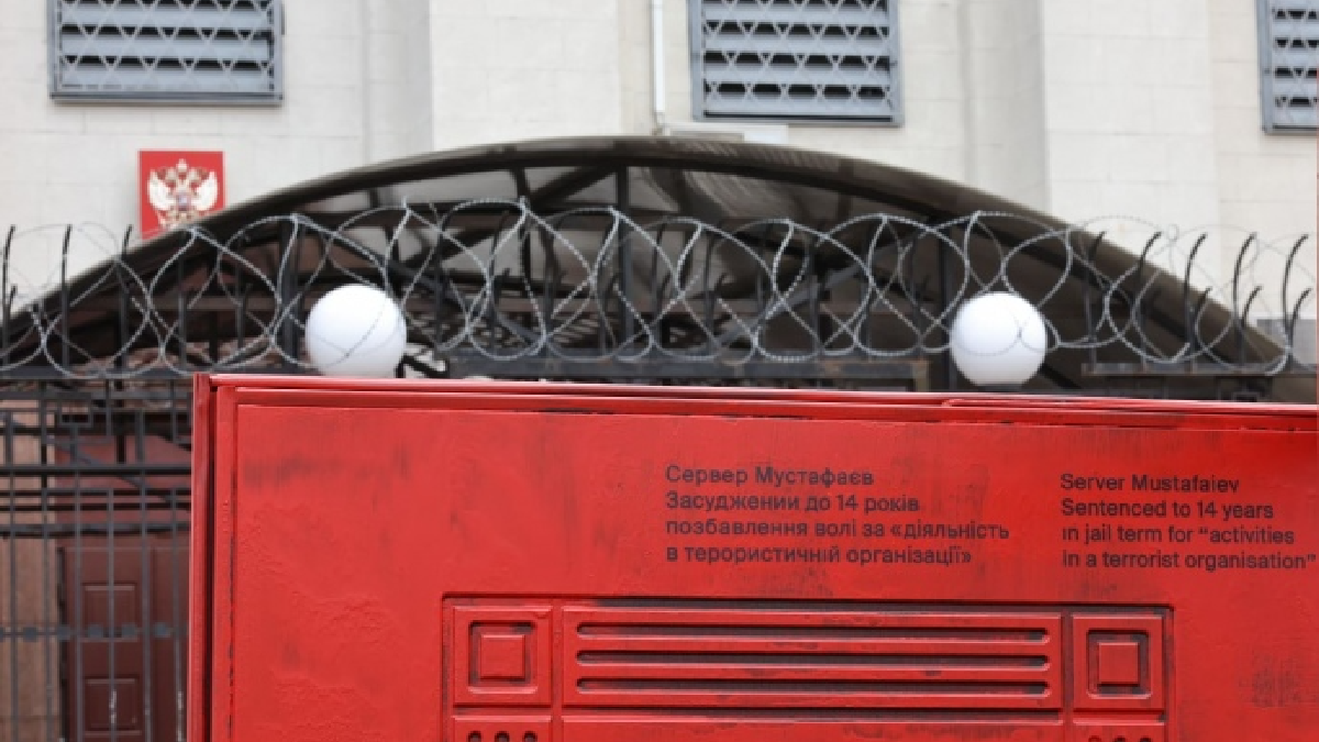 В Киеве установили 11 сломанных дверей перед посольством РФ в поддержку крымских политзаключенных